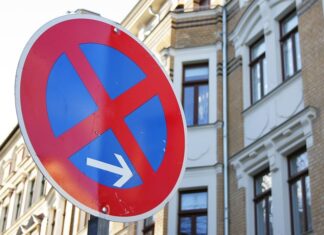 Czy osoba niepełnosprawna może parkować na zakazie?
